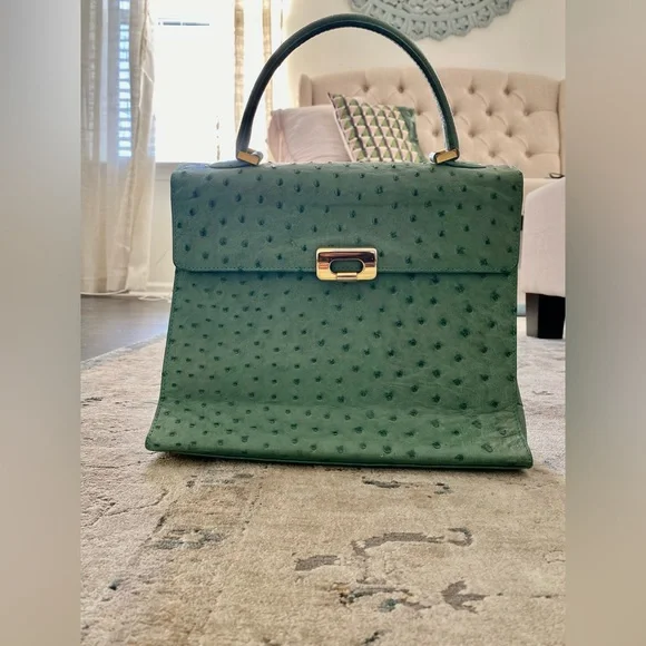 Thrifted green leather purse! Beautiful mid-size bag, perfect for all seasons. - Picture 1 of 7